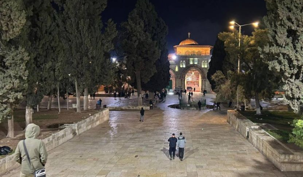 Israeli police force Muslim worshipers out of Al-Aqsa to allow entry of settlers