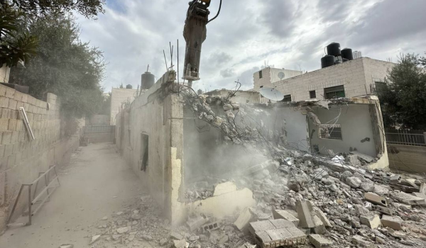 Palestinian family forced to demolish her two houses in Jerusalem