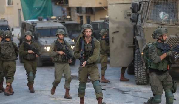 Israeli troops use civilians as human sh...