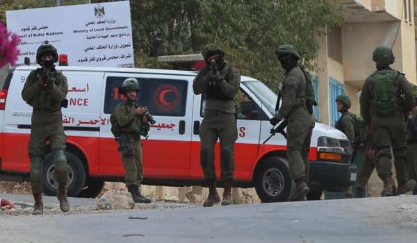 The occupation injures 6 young men with ...